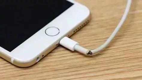 苹果手机屏幕摔碎了换屏多少钱,手机屏碎了不用花钱怎么自己修复