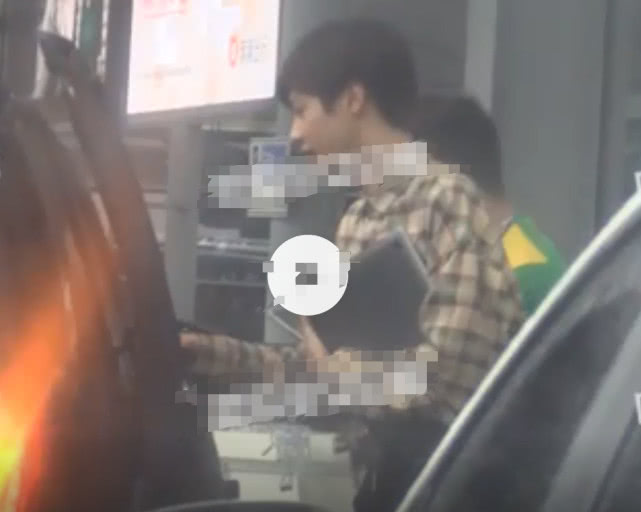 何炅和小鲜肉携手逛街,何炅与神秘男子深夜街头亲密互动