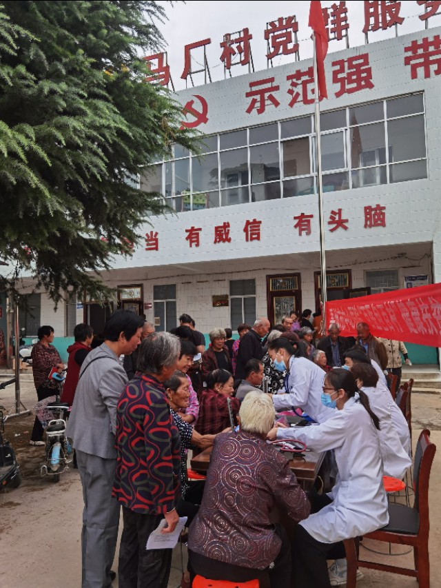 禹州市中心医院开展“10.17”扶贫日“百医包百村”义诊活动