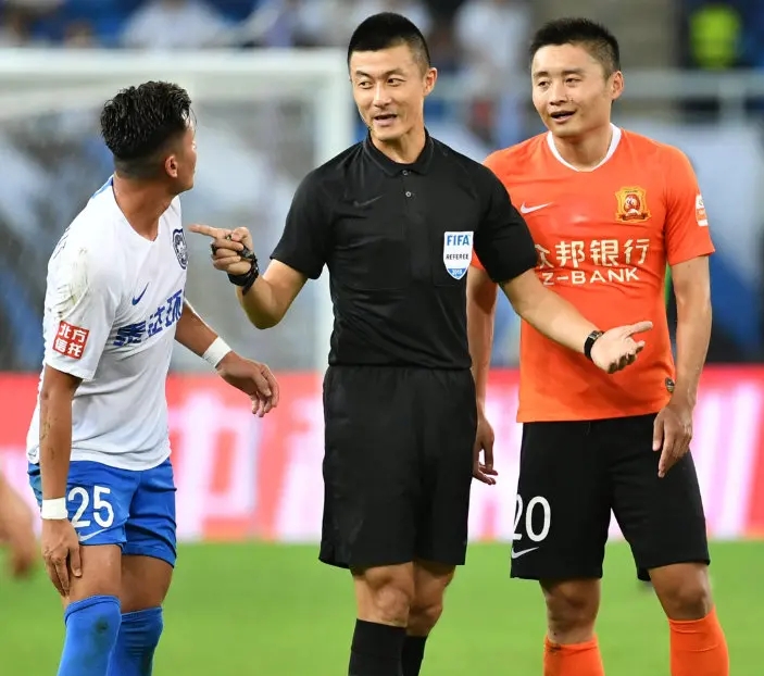 傅明火眼金睛，用个人魅力征服球迷！韦世豪再进球，富力净吞五蛋