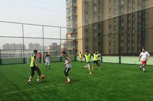 在顶楼天台打球,天台上踢球