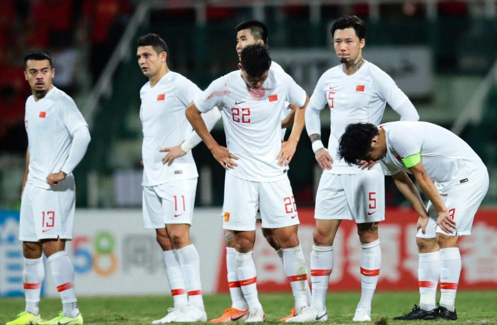 足球赛场上队员的跑位拉扯重要性,足球整体进攻快速反击战术