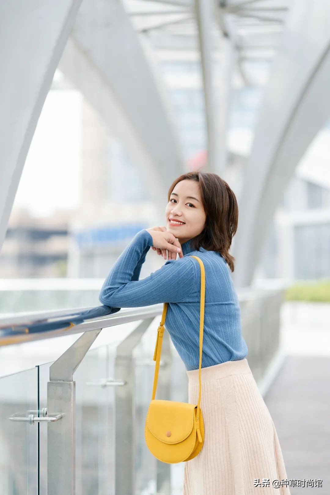 短款驼色和哪三个颜色最搭,今冬穿驼色这6种颜色美爆了