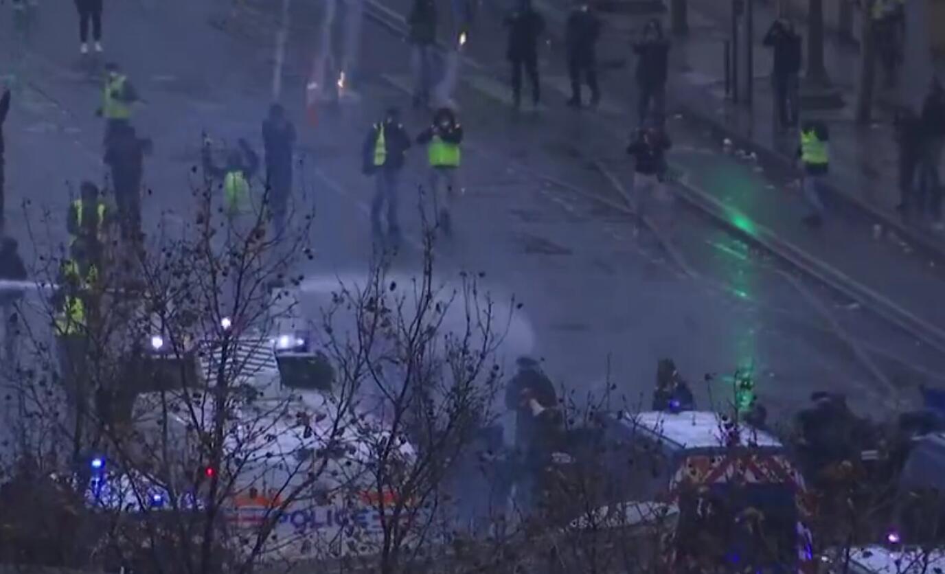 法国部队为应对“黄马甲”或使用有争议*器武**？高密度粉末威力巨大