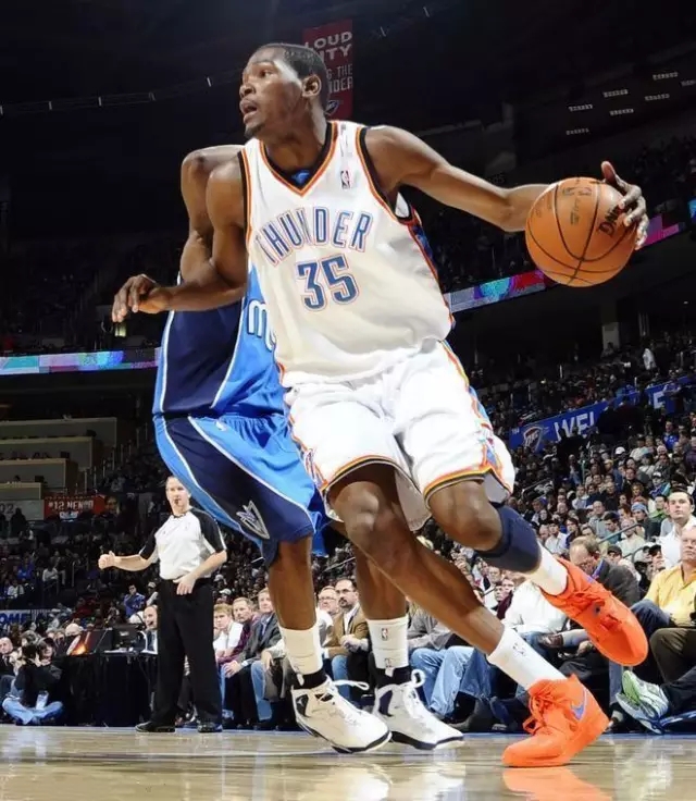 杜兰特受伤的脚为什么那么瘦,杜兰特的脚大了一些