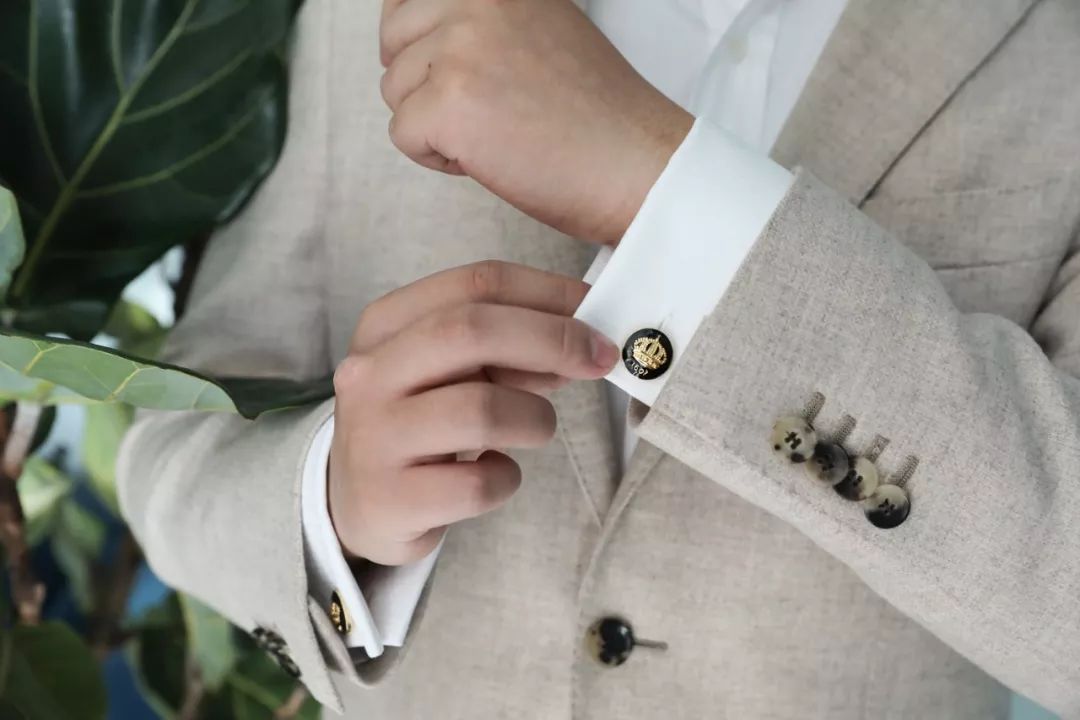 瑞典皇家配饰品牌，几百块戴出万元质感，金色手镯男女戴都好看