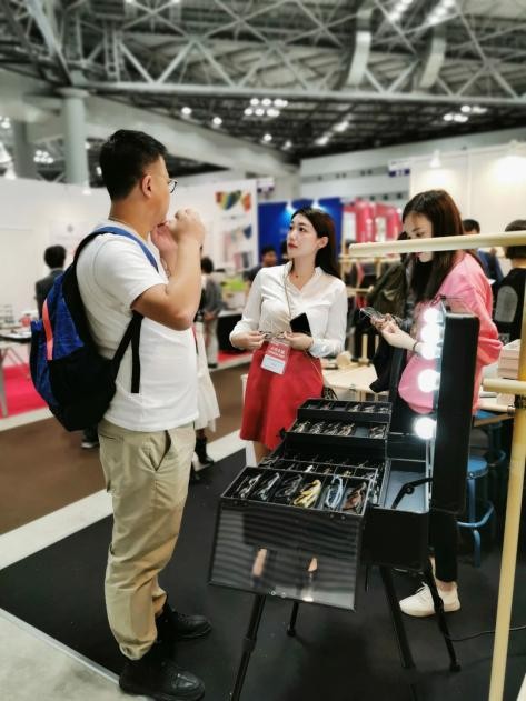 95后女孩白手起家3年开10家店,大一开始创业