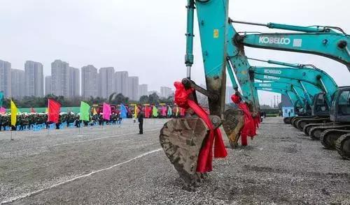 6万多席位的足球场,成都凤凰山足球场建造