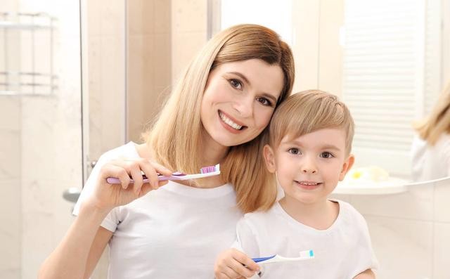 宝宝不肯刷牙发脾气,孩子不爱刷牙爸爸怎么去引导