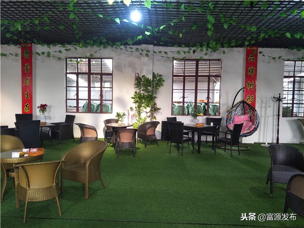 “扶贫工厂”进村,挣钱顾家两不误