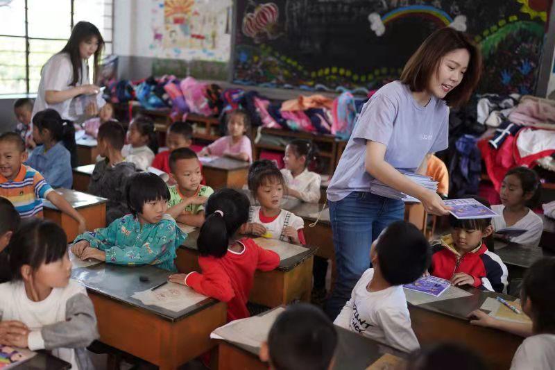 睛彩童年，点亮施甸：让孩子们先看清黑板，再看清未来