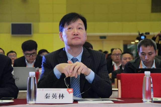 这俩人疫情期间赚疯了，一个卖猪肉赚了千亿，一个卖排插赚了千亿