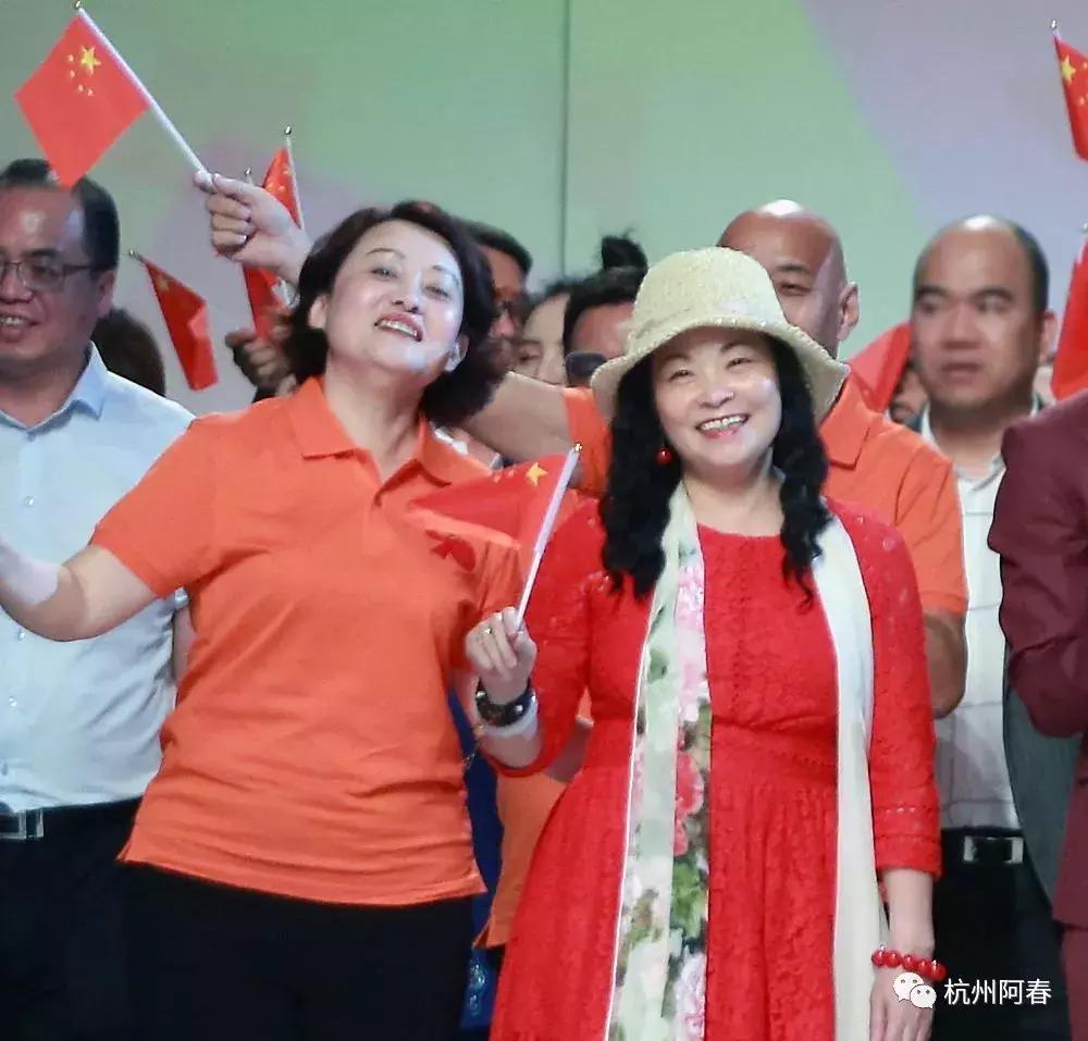 服装人放声高歌致敬祖国，广东时装周闭幕式上那激动人心的一刻