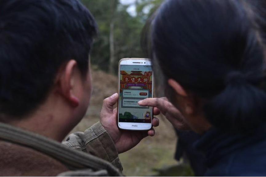 这智商太赞了！小伙提早回乡帮乡亲拼购，全村大妈抢着给介绍对象