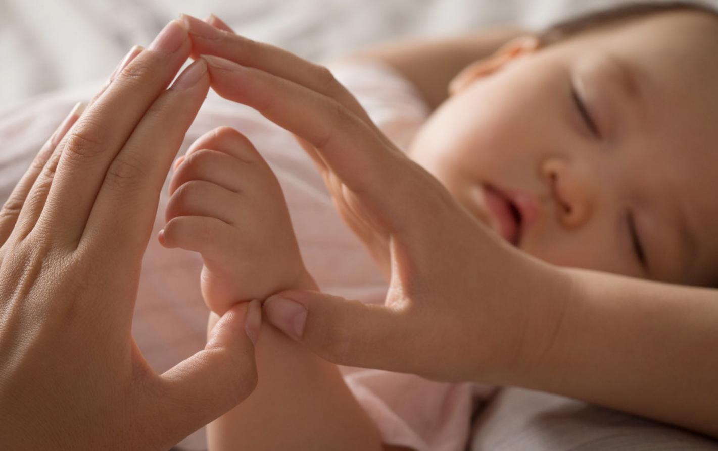 二月婴儿哭闹抱着也哭闹,婴儿哭闹要立即安抚还是继续哭