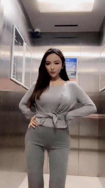 搞笑gif看到你这样我就放心了,搞笑gif这就是立了功走路的样子