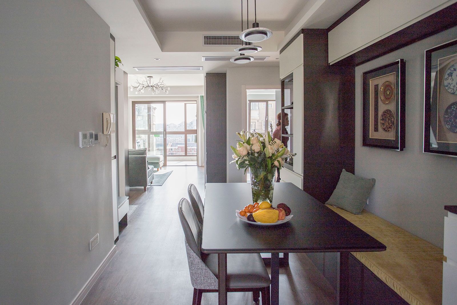 103㎡收纳满分，电动窗帘、上轨道移门和阳台吧台让家一键变高级