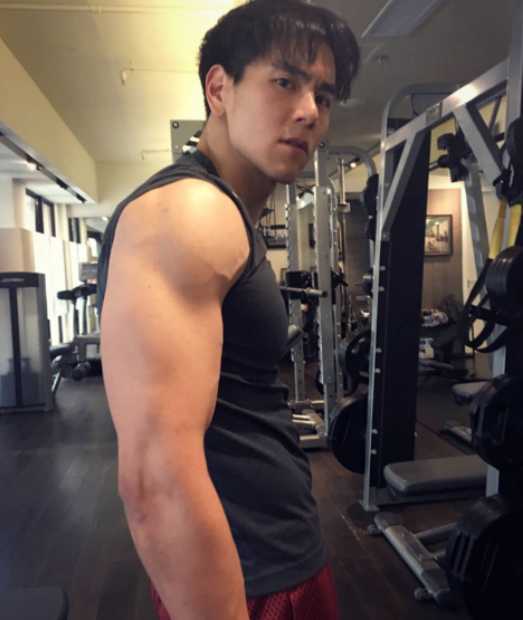 内娱偶像瘦成杆，港台明星却成muscle男，审美差别这么大？