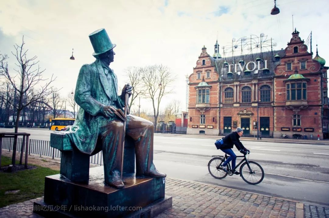 把忧伤变成幽默，丹麦教育的秘密原来在安徒生的故事里
