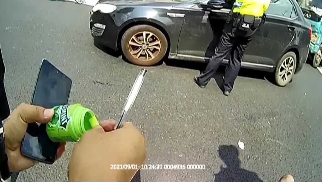 男子突发低血糖民警暖心送医,男子突发低血糖民警紧急救援