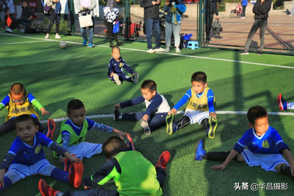 小孩足球训练15秒短视频,儿童足球爆发力和速度训练