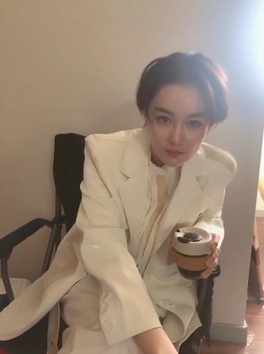 张馨予一头短发霸气登场,张馨予短发配迷彩服英气十足