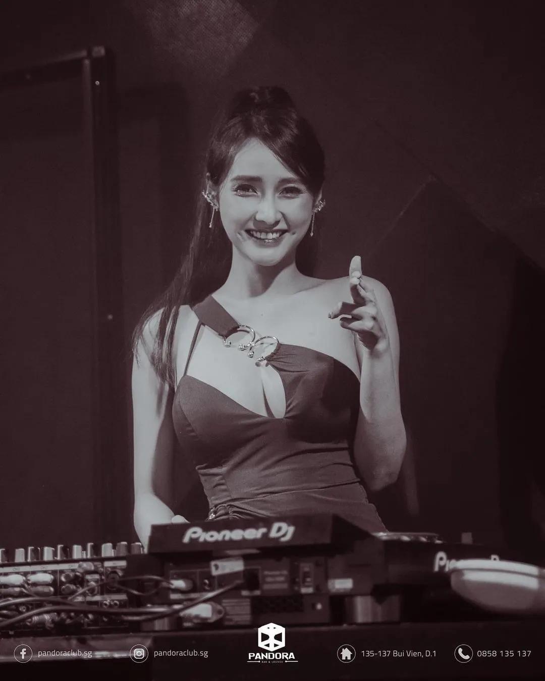 女dj笑容超甜,世界有名女dj现场