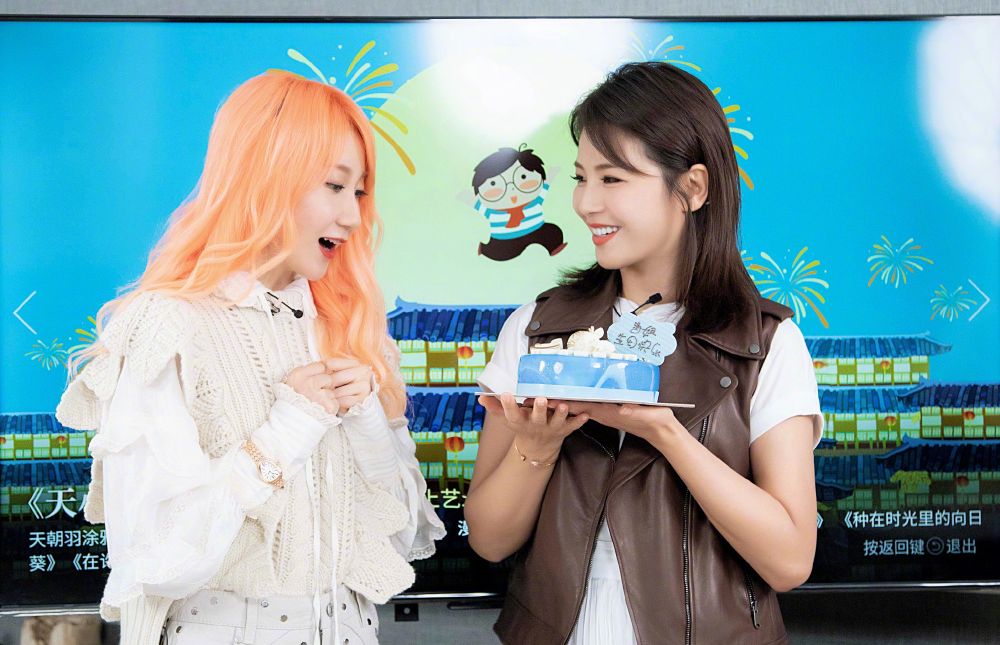 刘涛遇儿女探班三人调皮搞怪卖萌,太顾家