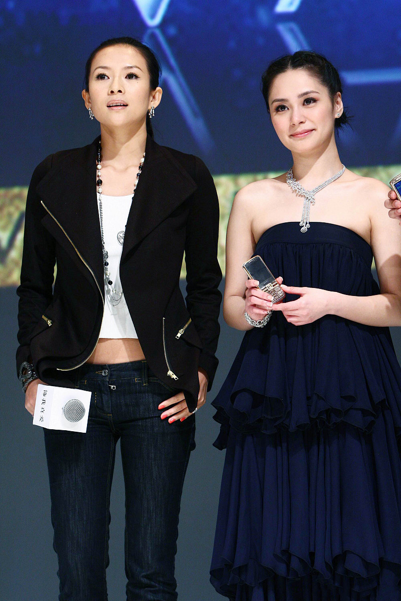 章子怡穿搭随意却很时髦,章子怡穿出大气范