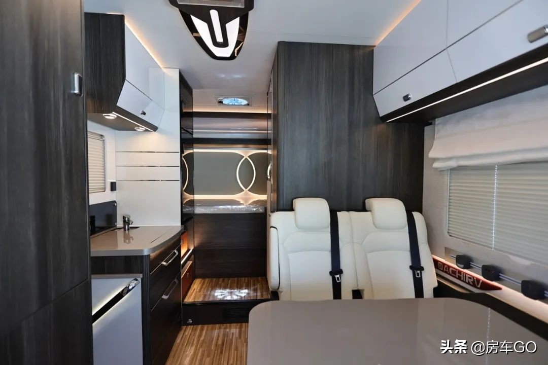 这台房车有5种充电方式，车内电器语音控制，卫生间也是干湿分离