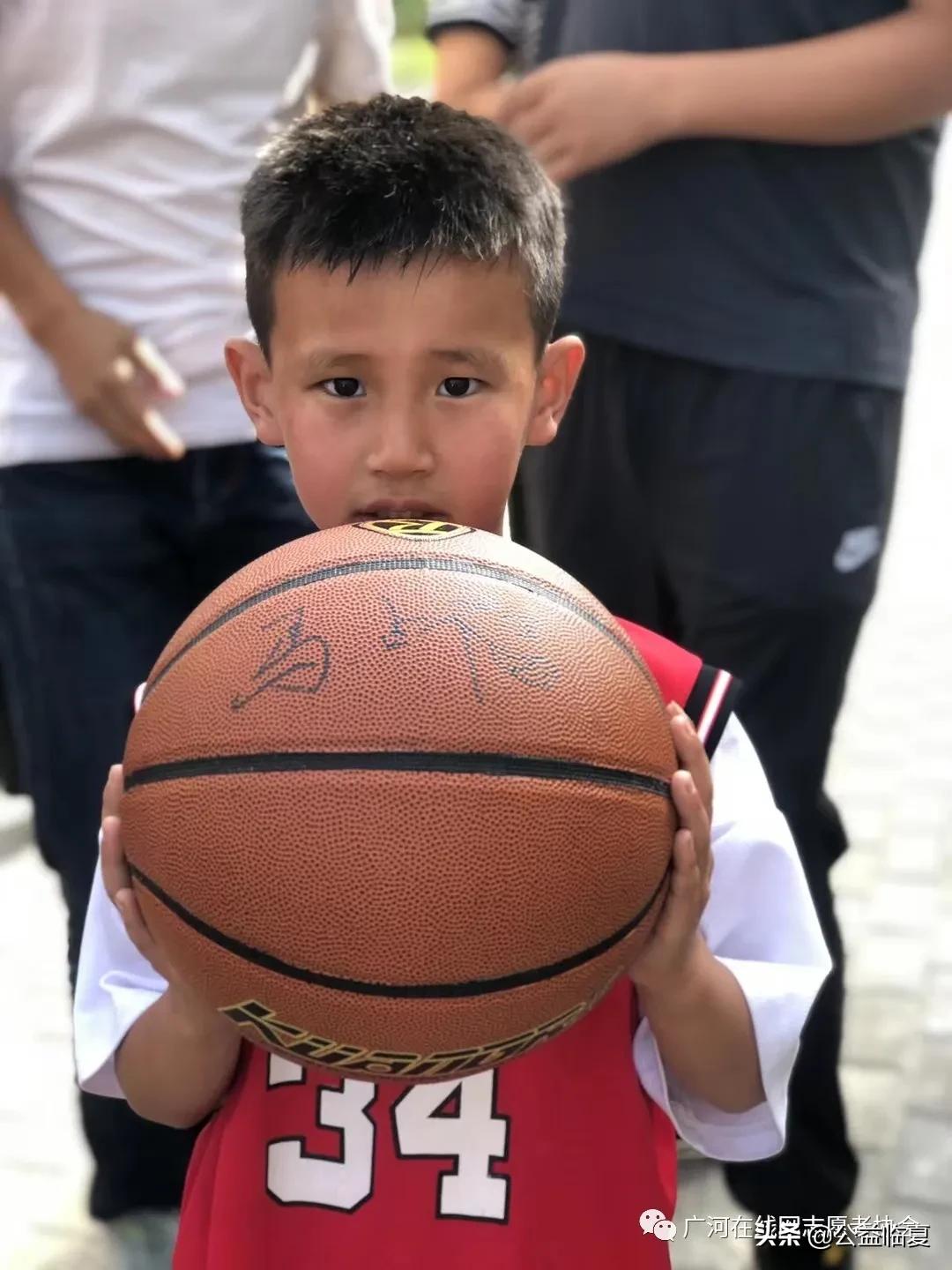 原八一男篮中锋马占福视频,篮球运动员马占福照片