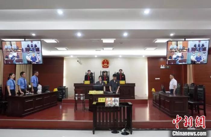 学生癫痫发作警察紧急送往医院,家长违章小孩惊厥交警紧急送医