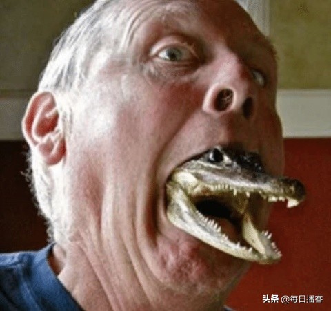 搞笑gif铁砂掌,铁砂掌传人一掌劈开十块砖头