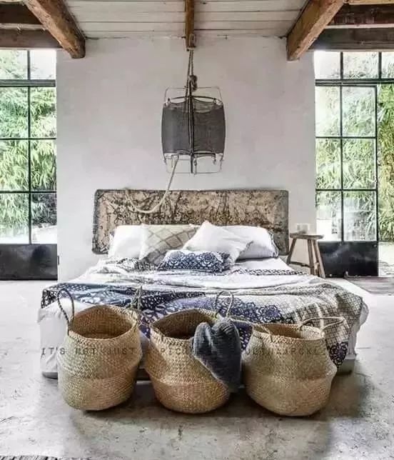 单卧室床尾简约布置,卧室贴墙布床头床尾两种颜色搭配