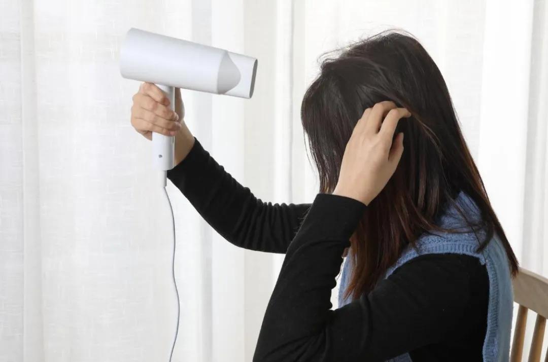 如何染发后头发不干枯毛躁,头发干枯毛躁怎么变柔顺不用发膜