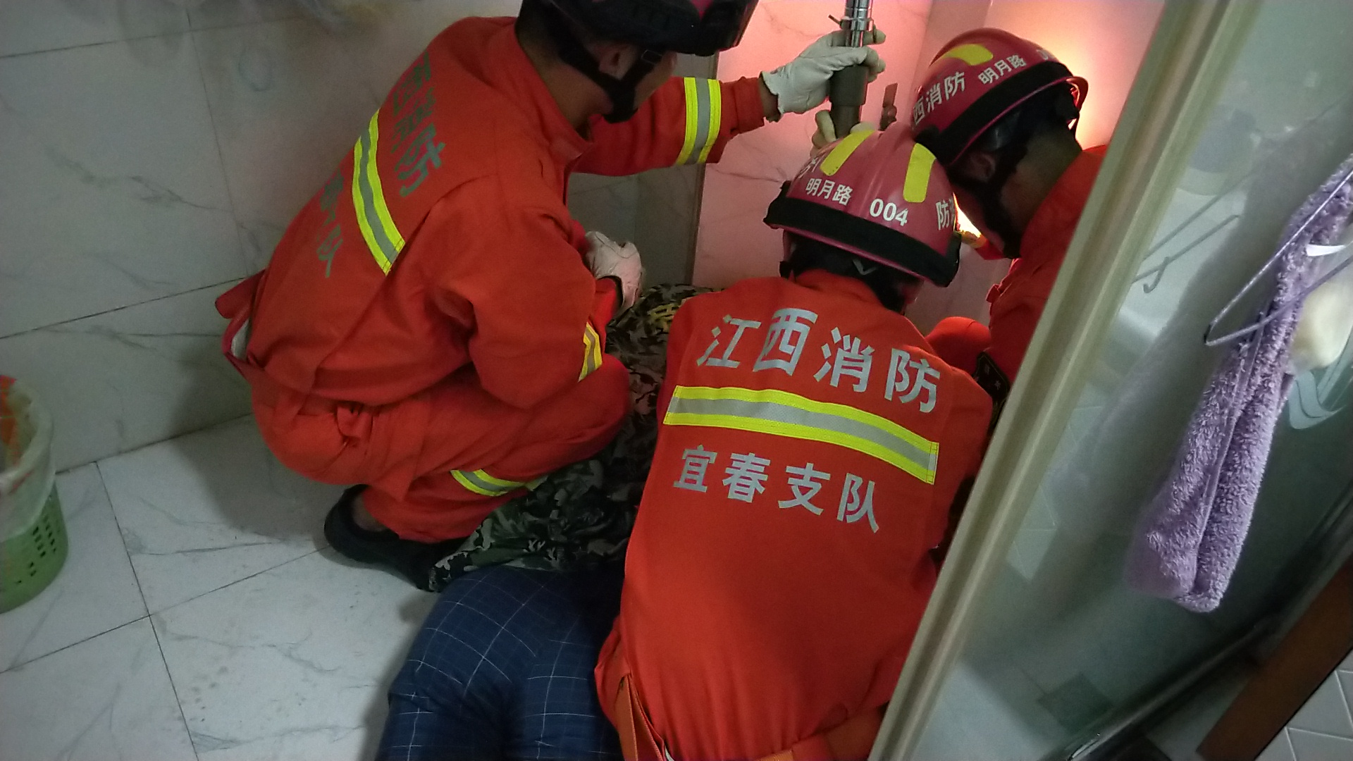 百岁老人被卡马桶消防10分钟救出,七旬老人被卡一夜消防员钻墙缝救