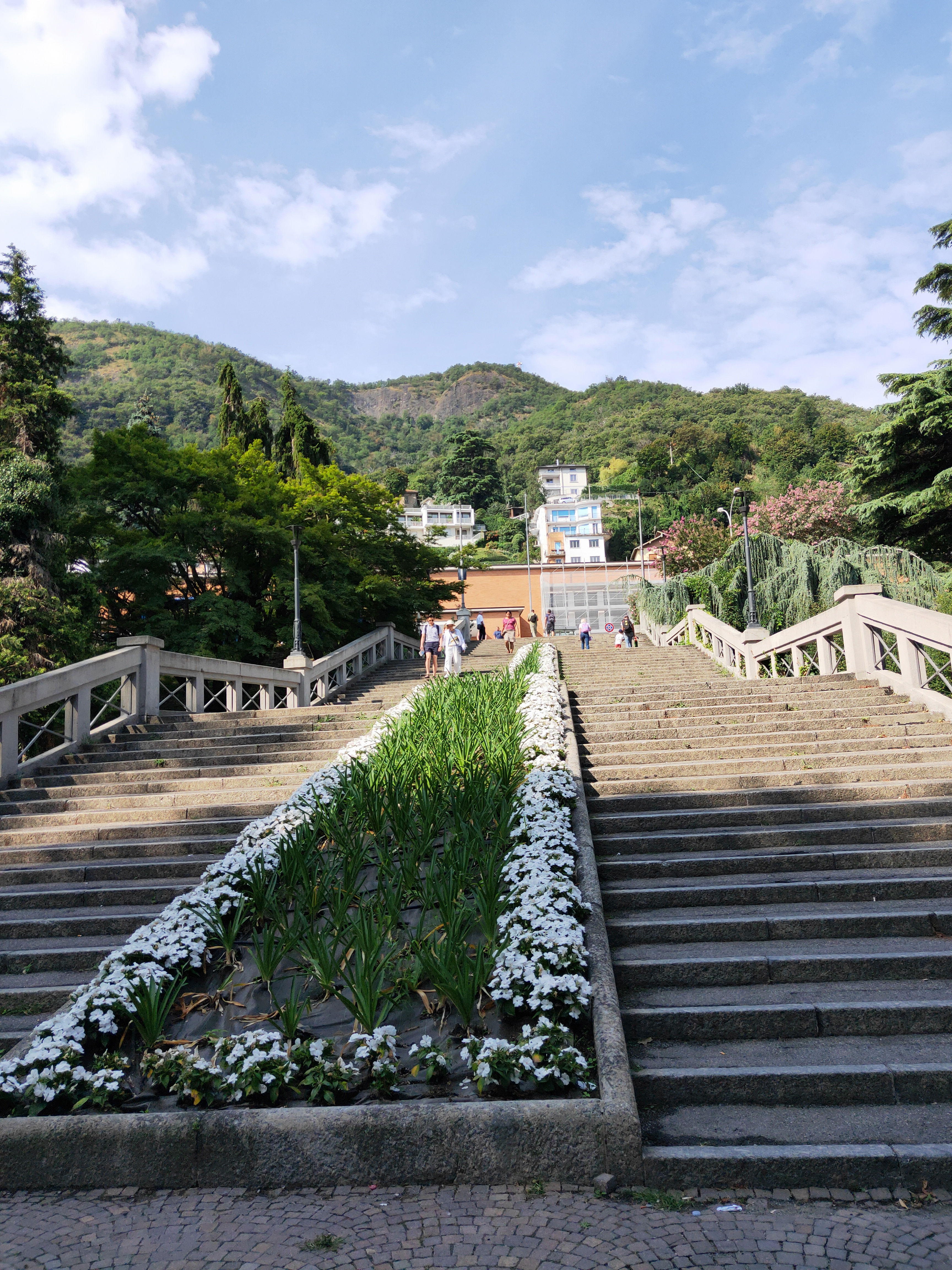 贝拉焦（Bellagio），意大利在左，瑞士在右，晨光熹微，岁月静好