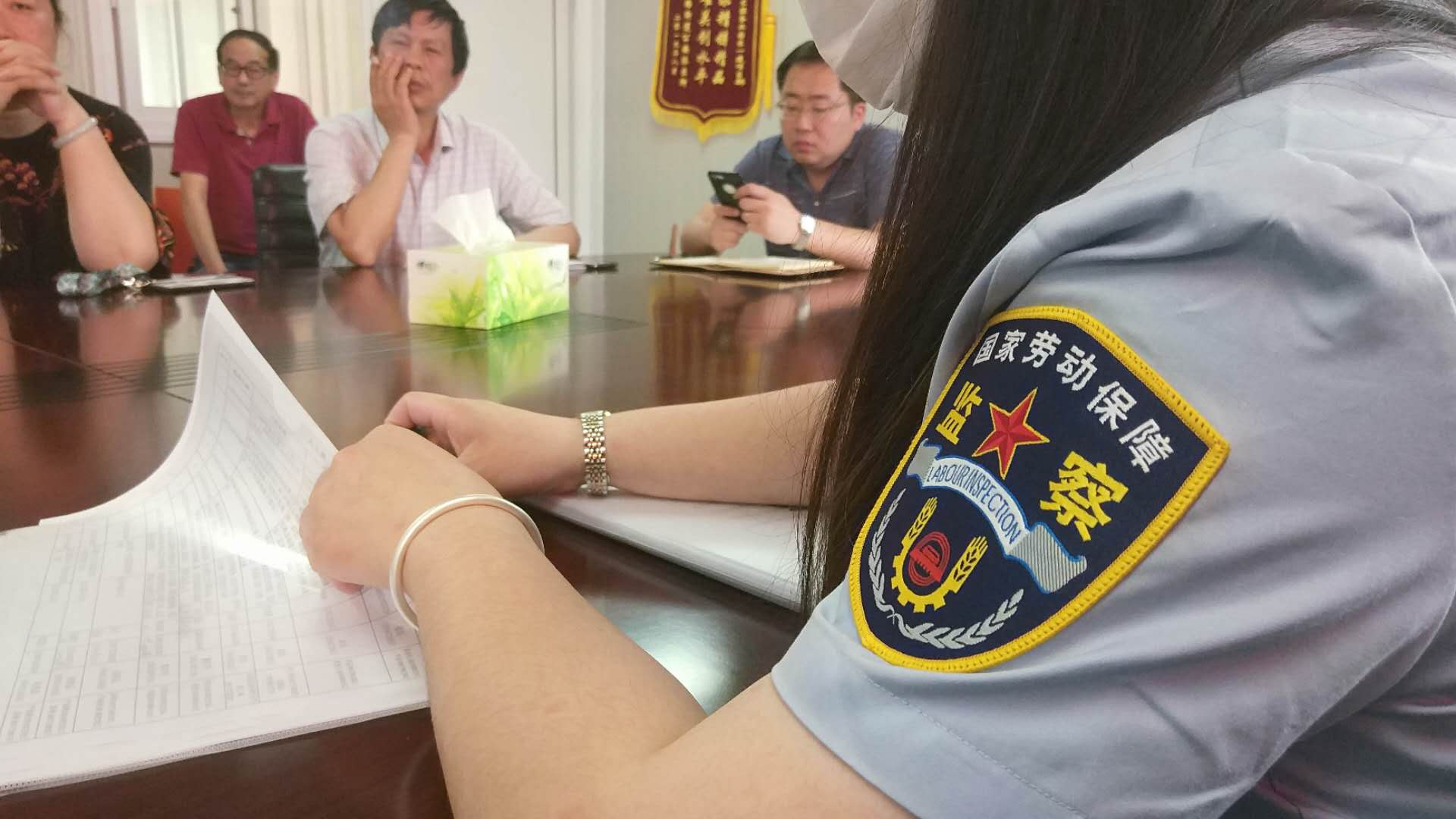 公司突然倒闭员工要如何申请赔偿,公司突然解散员工赔偿标准