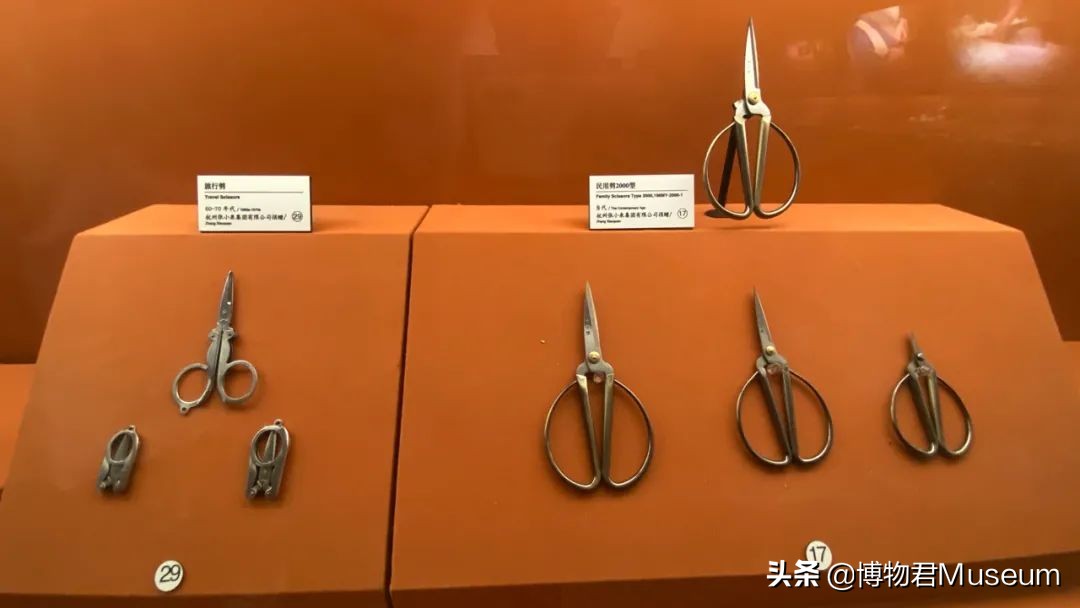 物开一刃为“刀”，两面*刃开**为“剑”，双刀相交为“剪”