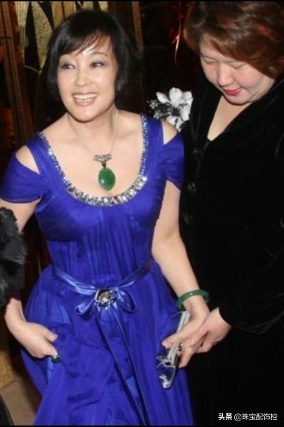 翡翠刘晓庆,中国翡翠女王刘晓庆坐拥百亿翡翠