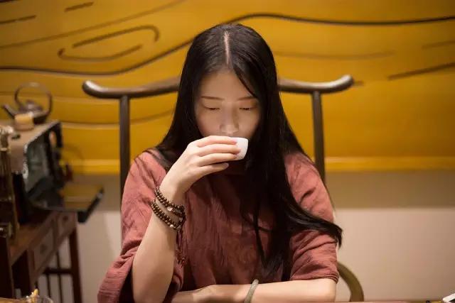 晚上适合喝什么茶最好,晚上10点喝茶有什么好处和坏处