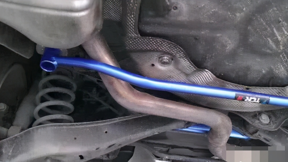 小车加装平衡杆有什么利弊,汽车加装平衡杆违法吗