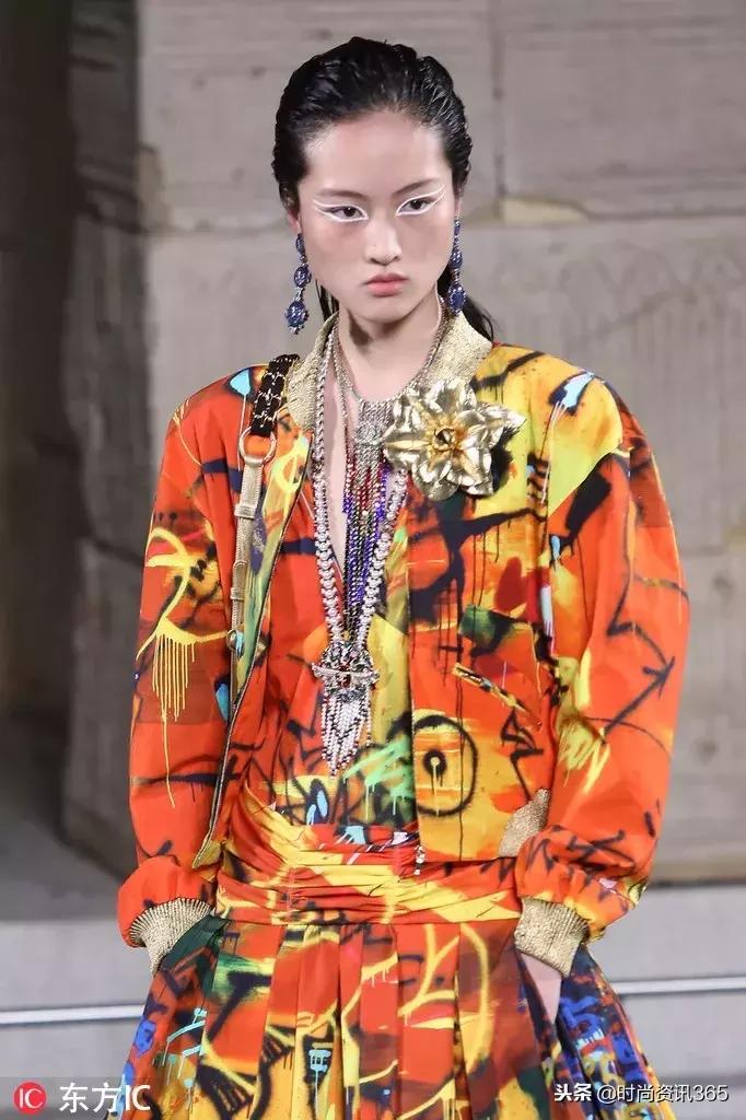 “埃及风”也刮到了时尚圈？CHANEL用金丝银线为你解答！