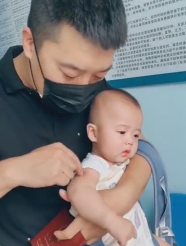调皮宝爸带娃打预防针，出门后用手戳孩子手臂，孩子大哭模式启动
