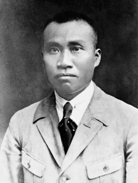 刘建期待小汽车接他上小学，等来脚蹬三轮车，*德朱**的做法让人敬佩