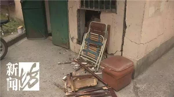 轿车突然失控撞飞俩居民，罪魁祸首是一罐可乐！网友：现实版《死神来了》