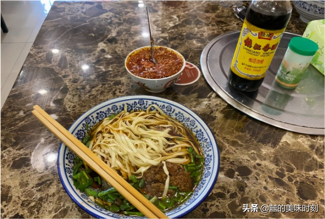 镇江这家店太豪横,只收现金,肉圆面13元一碗靠抢,3小时卖光