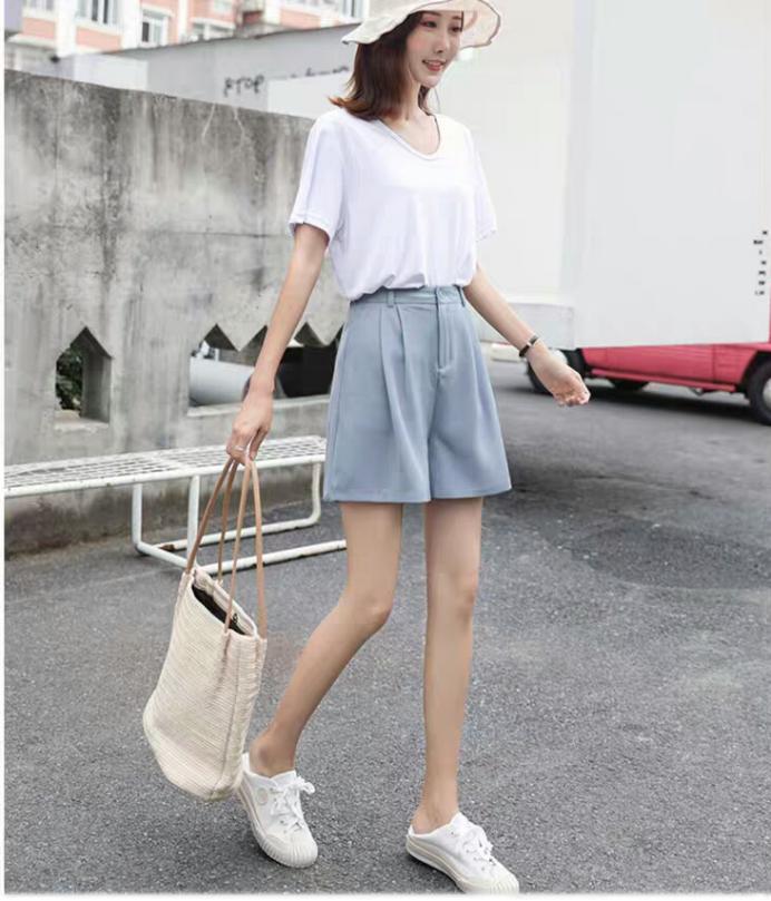 夏天的牛仔短裤照样能清爽又时髦,牛仔短裤的装扮夏天穿上舒适显瘦