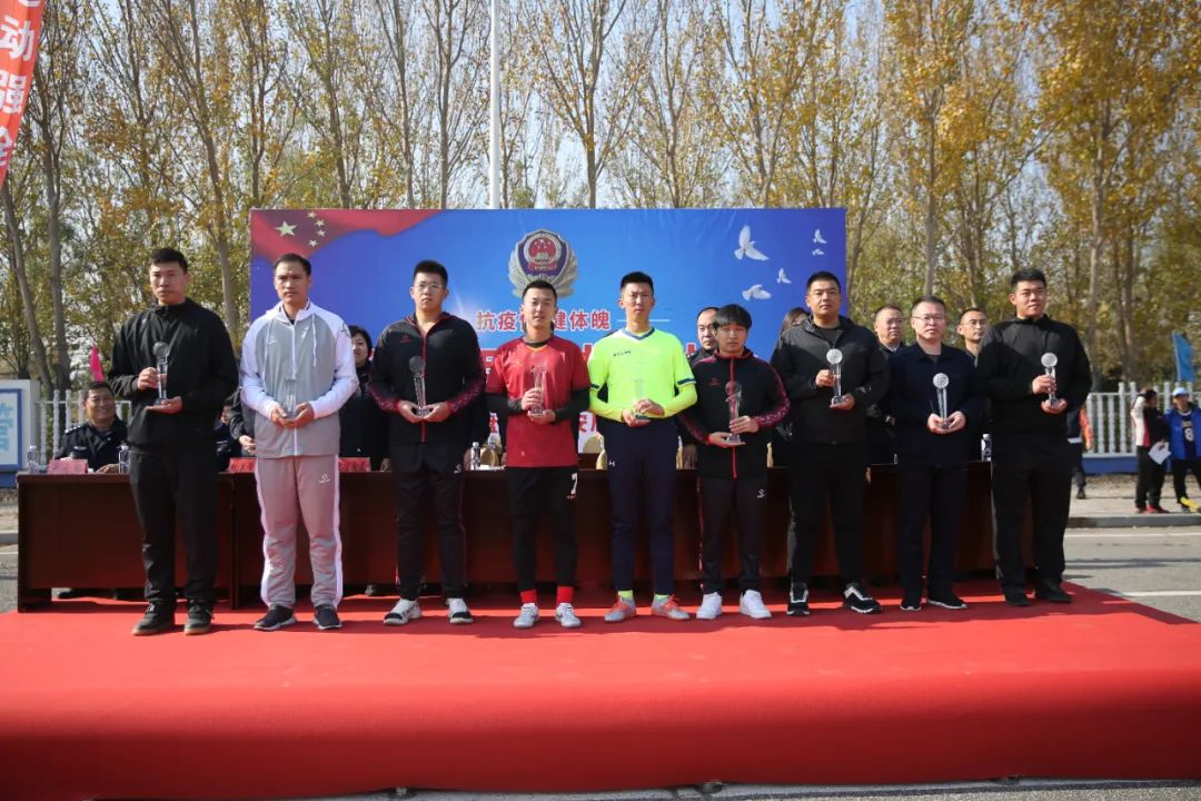 市公安局*党**委副书记、副局长周战威，市公安局*党**委委员、政治部主任吴卫红出席全市公安机关警体运动会闭幕式