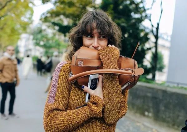 女人一定要有个好包吗,为什么女人只需要一个拥抱